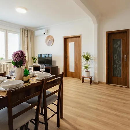 Sklenarova With Balcony Daire Bratislava